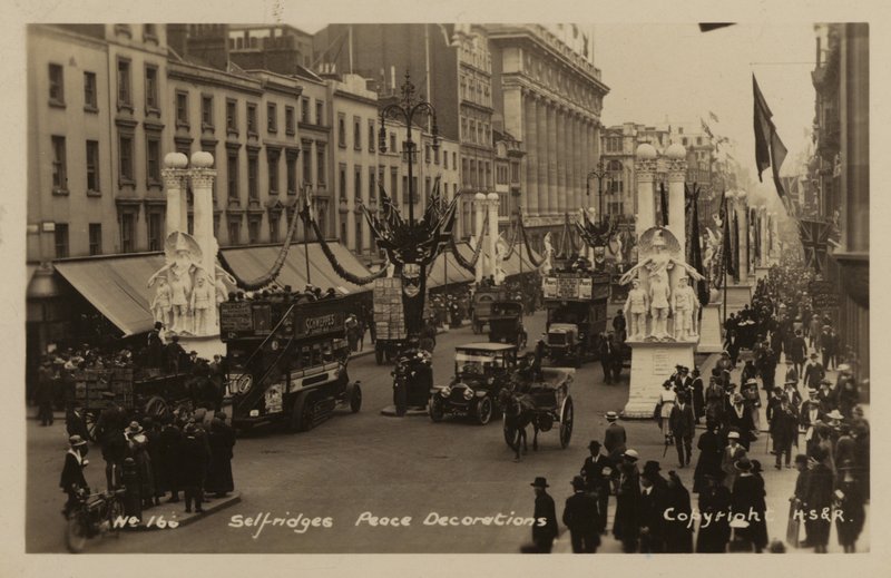Selfridges, Decoraciones de Paz de English Photographer