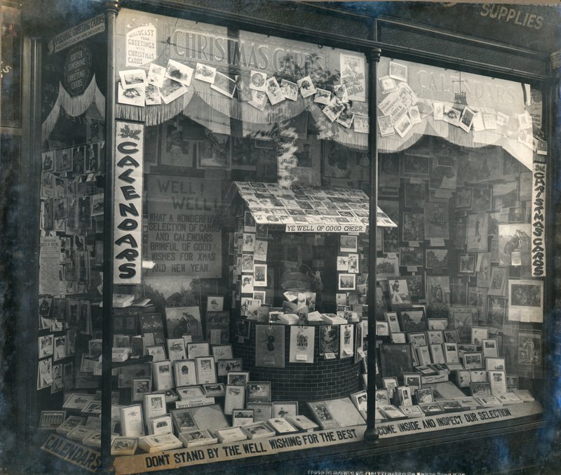 Escaparate con tarjetas de Navidad y calendarios de English Photographer