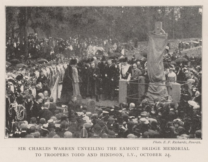 Sir Charles Warren desvelando el Memorial del Puente Eamont a los soldados Tood y Hindson, Caballería Imperial, 24 de octubre de English Photographer