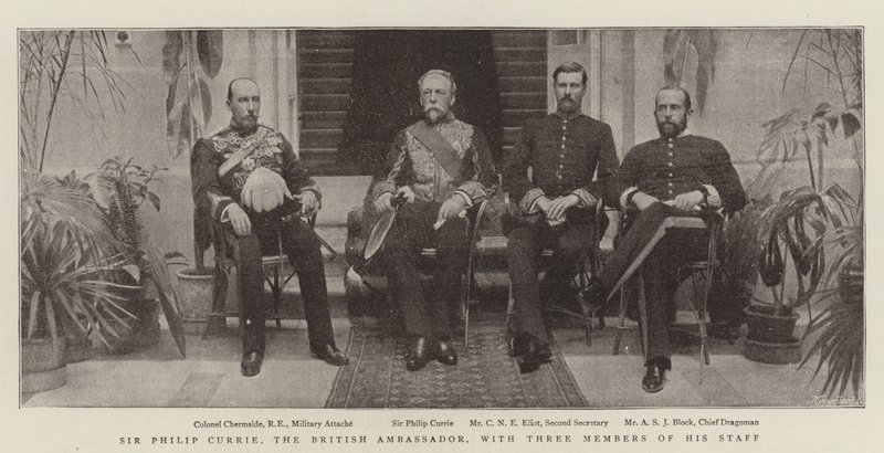 Sir Philip Currie, el Embajador Británico, con Tres Miembros de su Personal de English Photographer