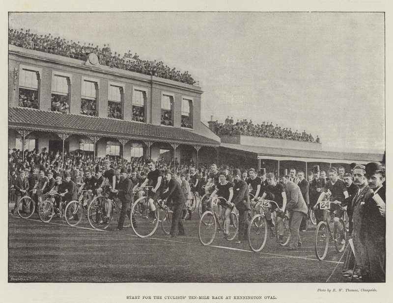 Inicio de la carrera de diez millas para ciclistas en Kennington Oval de English Photographer