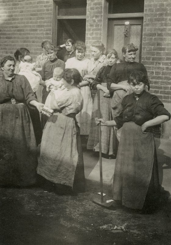 Escena de calle, mujeres y bebés, Londres de English Photographer