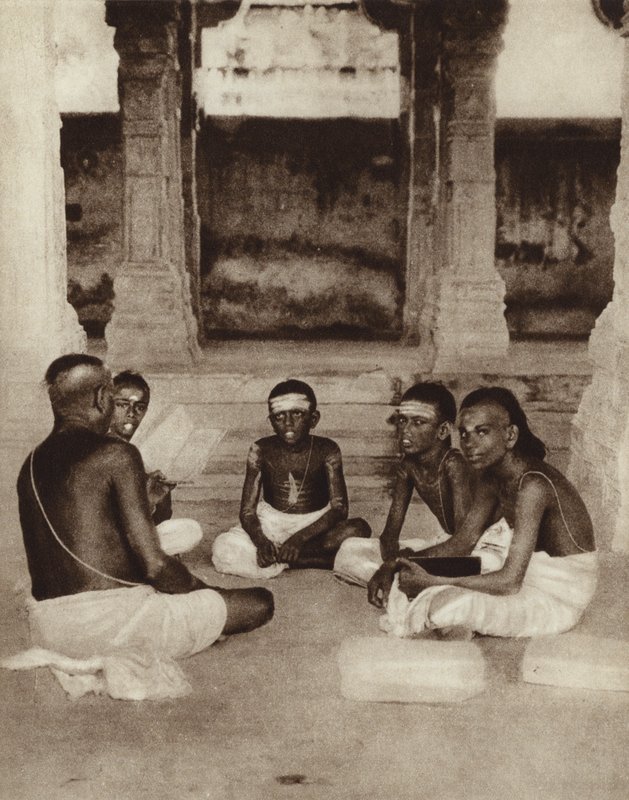 Alumnos que asisten a la escuela de un templo en Ramesworam, Madrás, India (foto b/n) de English Photographer
