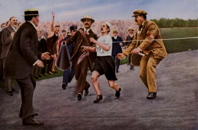 Sufriendo de deshidratación y agotamiento. El atleta italiano Dorando Pietri es ayudado a cruzar la línea de meta para ganar el maratón en los Juegos Olímpicos, Londres, 1908 de English Photographer