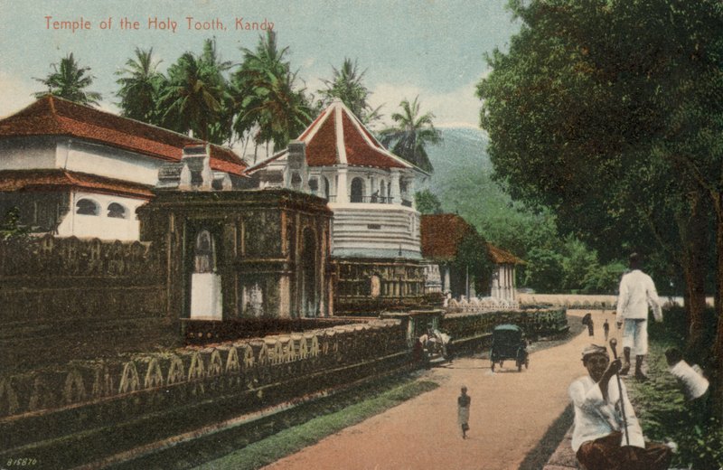 Templo del Diente Sagrado, Kandy, Ceilán de English Photographer