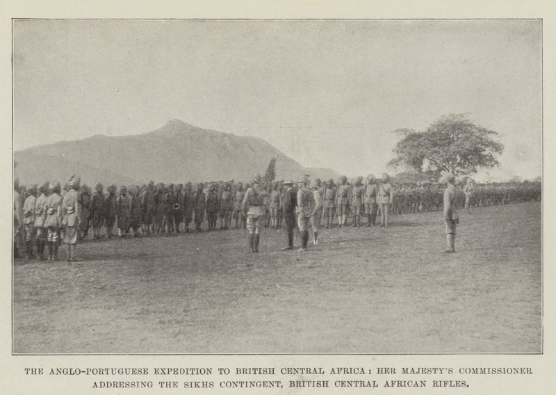 La expedición anglo-portuguesa a África Central Británica, el comisionado de Su Majestad dirigiéndose al contingente de sijs, Rifles Africanos Centrales Británicos de English Photographer