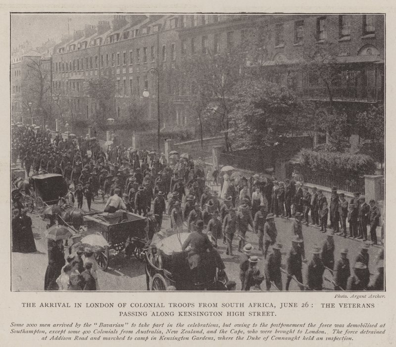 La llegada a Londres de tropas coloniales de Sudáfrica, 26 de junio, los veteranos pasando por Kensington High Street de English Photographer