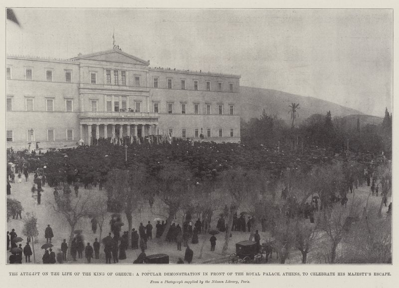 El Intento de Asesinato del Rey de Grecia, una Demostración Popular frente al Palacio Real, Atenas, para celebrar la Escapada de Su Majestad de English Photographer