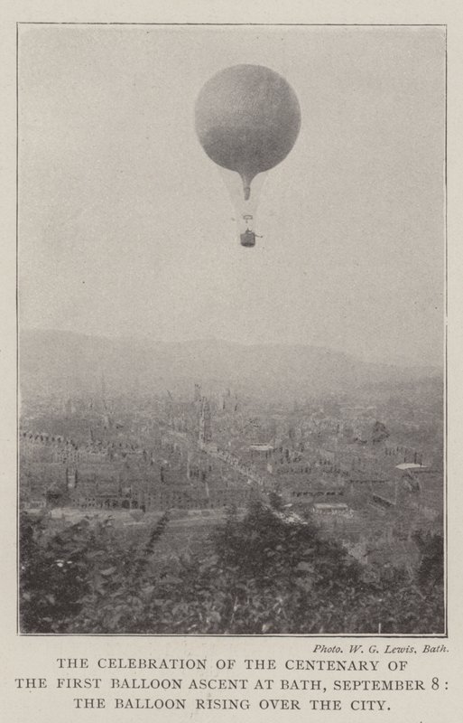 La celebración del centenario del primer ascenso en globo en Bath, 8 de septiembre, el globo elevándose sobre la ciudad de English Photographer