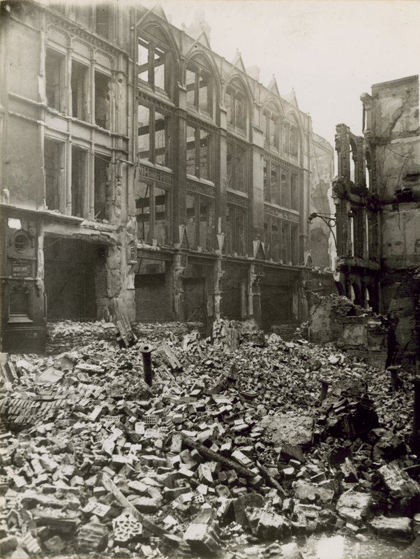 La Ciudad de Londres después de un bombardeo de English Photographer