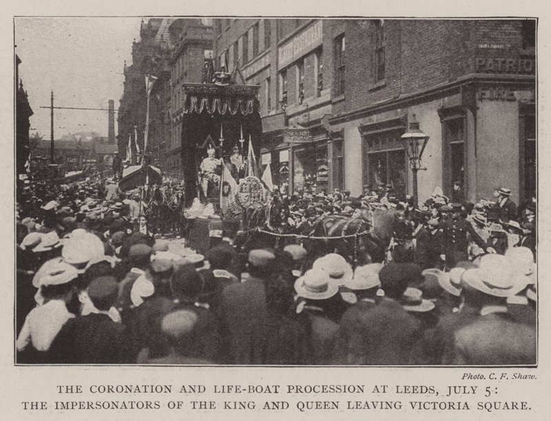La coronación y la procesión del bote salvavidas en Leeds, 5 de julio, los imitadores del Rey y la Reina saliendo de Victoria Square de English Photographer