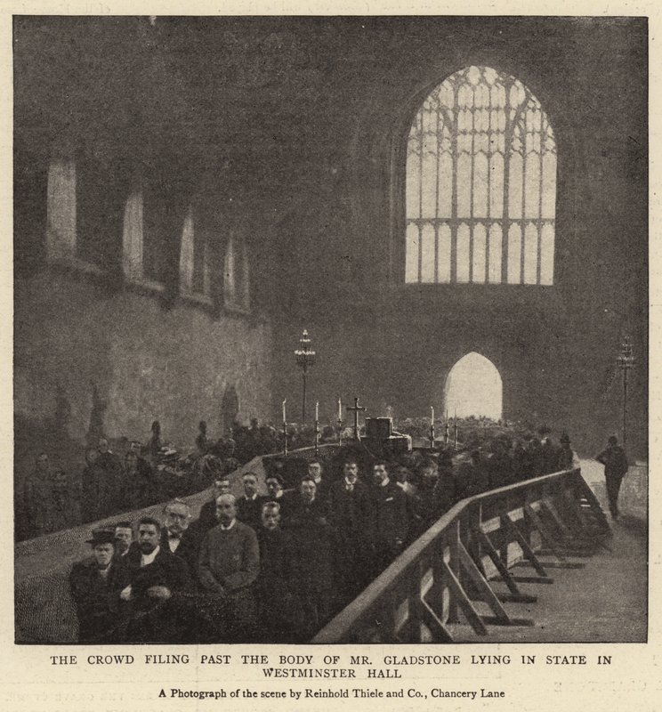 La multitud pasando junto al cuerpo del Sr. Gladstone en estado en el Salón de Westminster de English Photographer