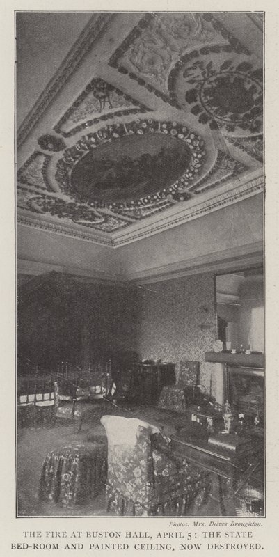 El incendio en Euston Hall, 5 de abril, el dormitorio estatal y el techo pintado, ahora destruidos de English Photographer