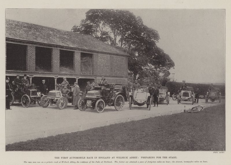 La primera carrera de automóviles en Inglaterra en Welbeck Abbey, preparándose para la salida de English Photographer