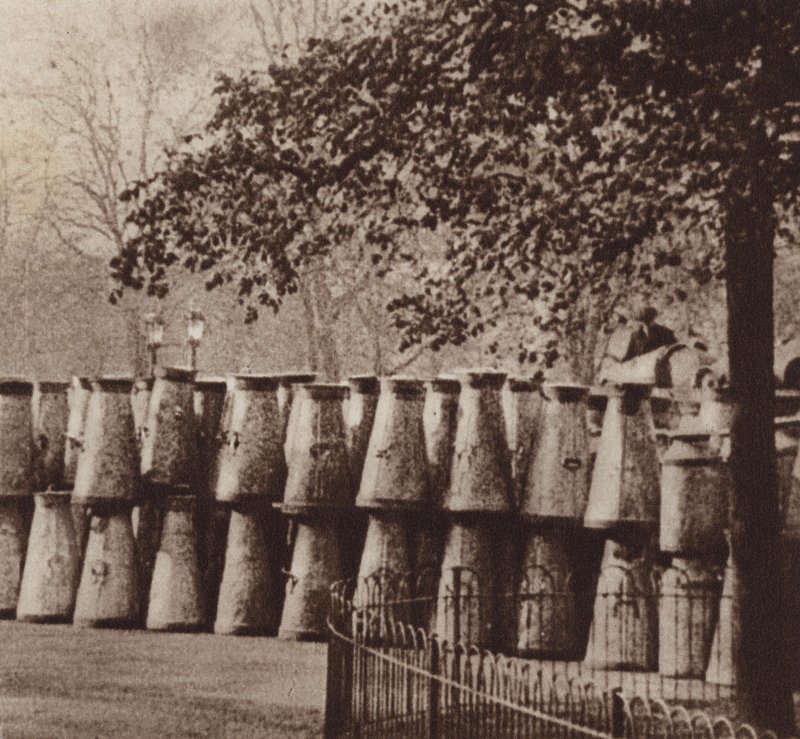 La huelga general de 1926, el depósito de leche en Hyde Park, Londres de English Photographer