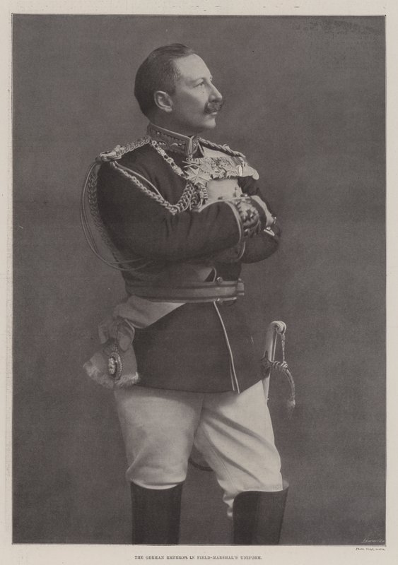 El Emperador Alemán en uniforme de Mariscal de Campo de English Photographer