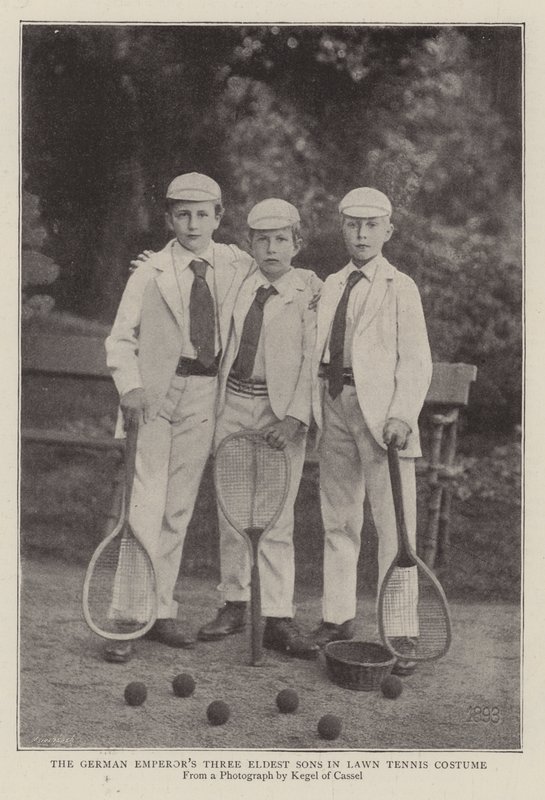 Los tres hijos mayores del emperador alemán en traje de tenis de English Photographer