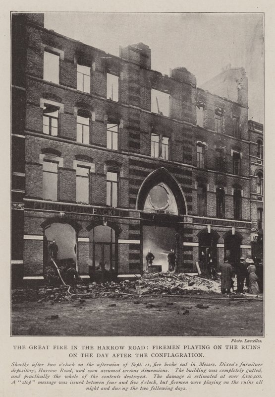 El gran incendio en Harrow Road, bomberos actuando sobre las ruinas el día después del incendio de English Photographer
