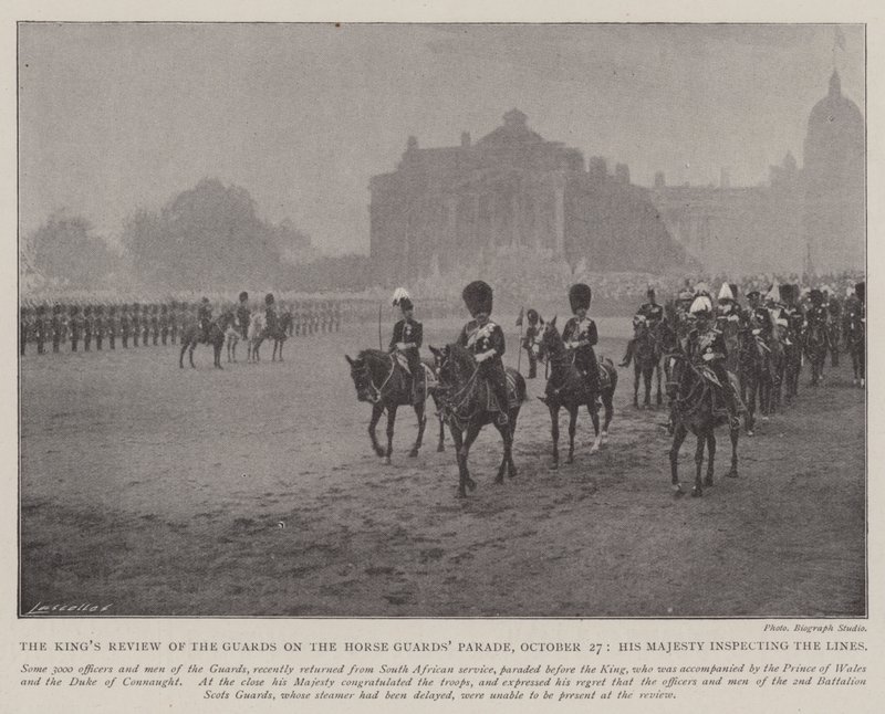 La revisión del rey de los guardias en el desfile de Horse Guards, 27 de octubre, su majestad inspeccionando las líneas de English Photographer
