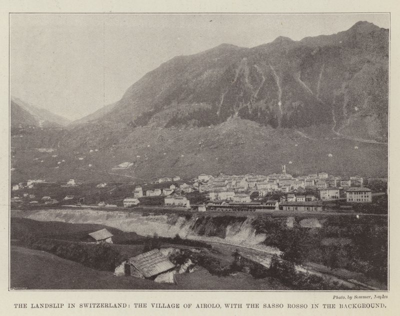El deslizamiento de tierra en Suiza, el pueblo de Airolo, con el Sasso Rosso al fondo de English Photographer