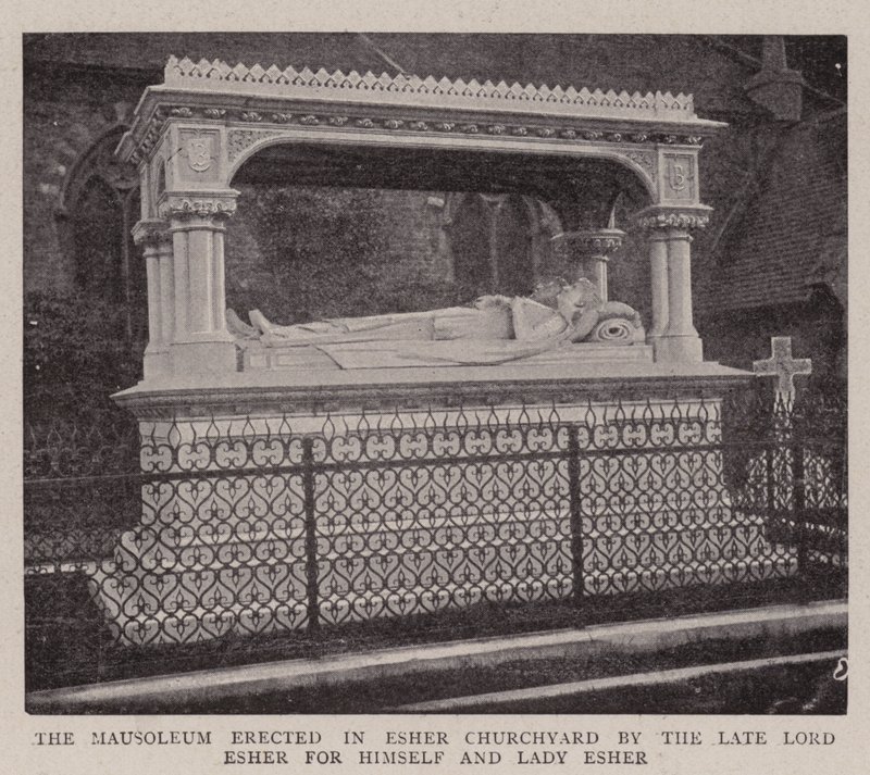 El mausoleo erigido en el cementerio de Esher por el difunto Lord Esher para él y Lady Esher de English Photographer