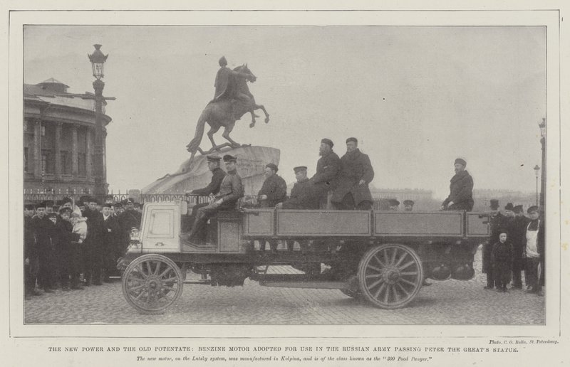 El Nuevo Poder y el Viejo Potentado, Motor de Bencina adoptado para uso en el Ejército Ruso pasando la Estatua de Pedro el Grande de English Photographer