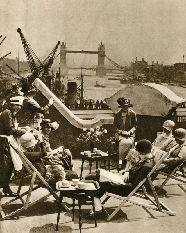 La piscina desde el jardín en la azotea del Langbourne Club para Mujeres de la Ciudad de English Photographer