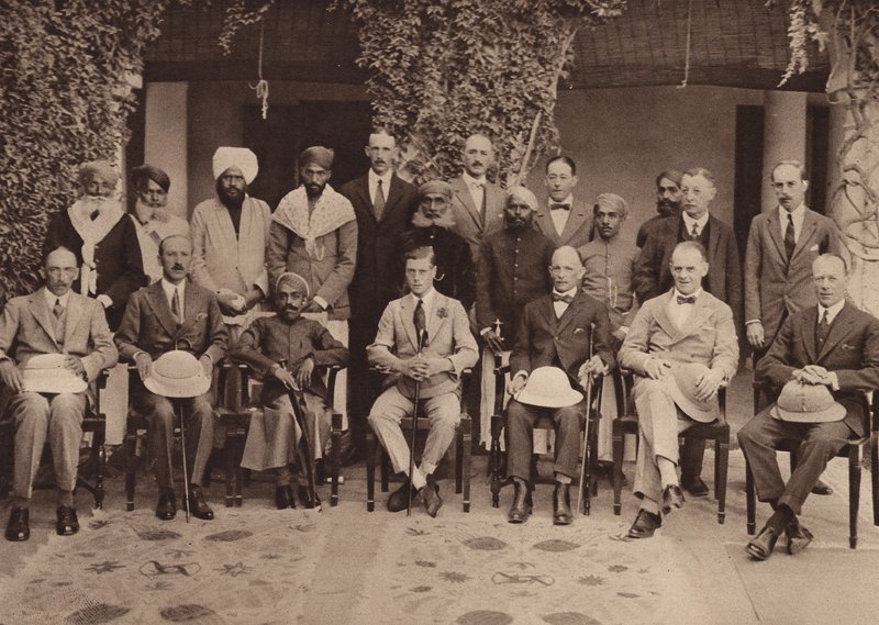 El Príncipe y el Maharajá Kumar en la Residencia, Udaipur (foto b/n) de English Photographer