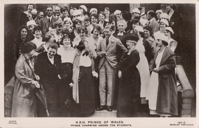 El Príncipe de Gales (luego Rey Eduardo VIII), con un grupo de estudiantes femeninas de English Photographer