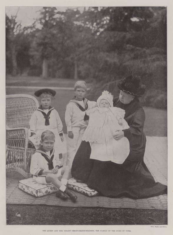La reina y sus bisnietos, la familia del duque de York de English Photographer
