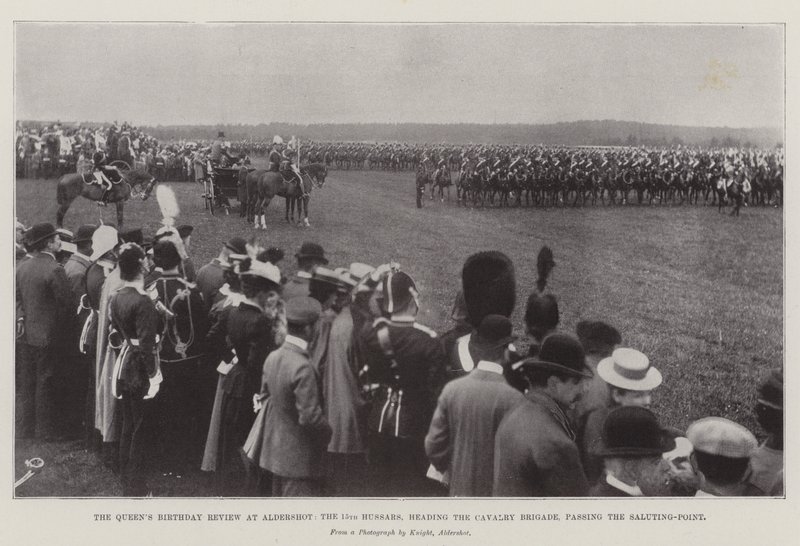 Desfile de cumpleaños de la Reina en Aldershot, los 15º Húsares, encabezando la brigada de caballería, pasando el punto de saludo de English Photographer