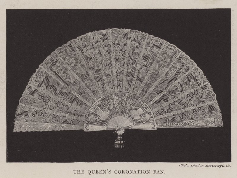 El abanico de la coronación de la Reina de English Photographer