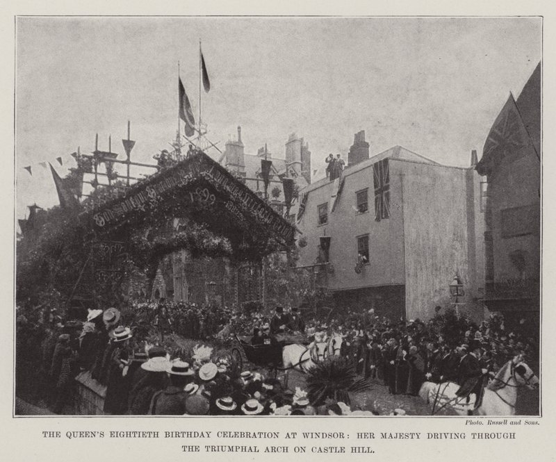 Celebración del octogésimo cumpleaños de la Reina en Windsor, Su Majestad pasando por el Arco Triunfal en Castle Hill de English Photographer