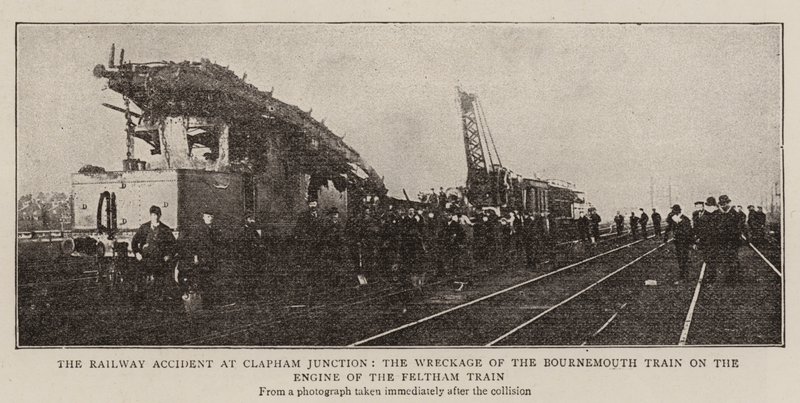 El Accidente Ferroviario en Clapham Junction, los Restos del Tren de Bournemouth sobre la Locomotora del Tren de Feltham de English Photographer
