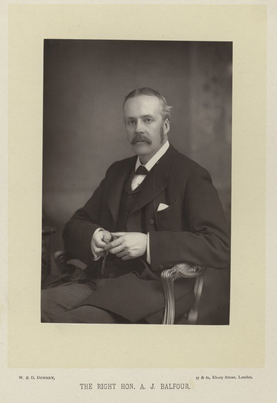 El Muy Honorable A. J. Balfour de English Photographer