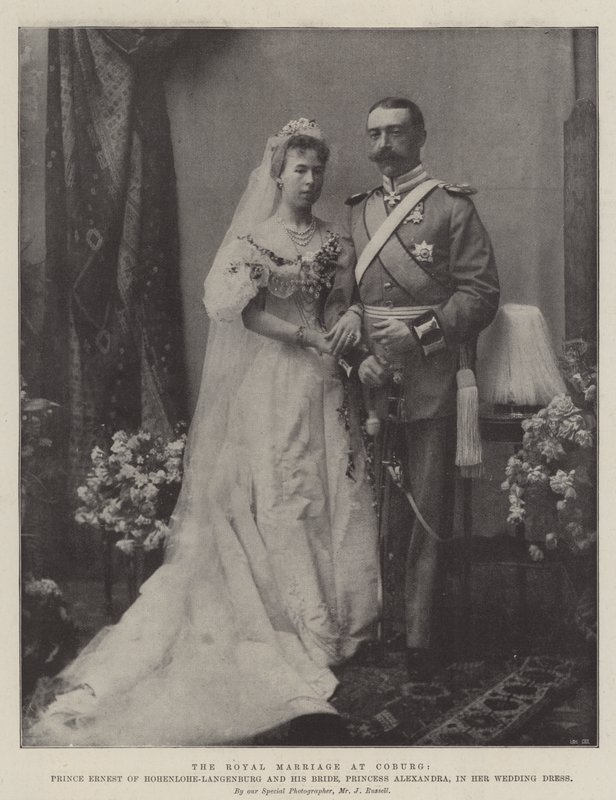 El Matrimonio Real en Coburgo, el Príncipe Ernesto de Hohenlohe-Langenburg y su Novia, la Princesa Alexandra, en su Vestido de Novia de English Photographer