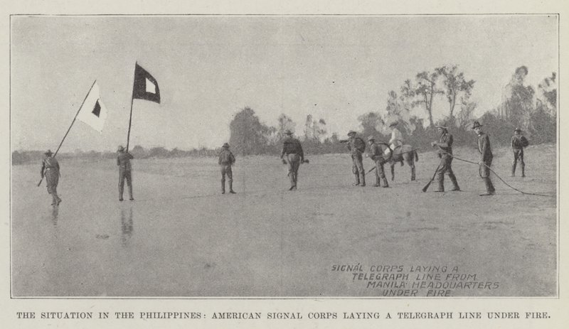 La situación en Filipinas, el Cuerpo de Señales Americano tendiendo una línea telegráfica bajo fuego de English Photographer