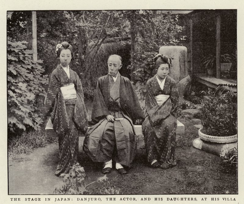 El escenario en Japón, Danjuro, el actor, y sus hijas, en su villa de English Photographer