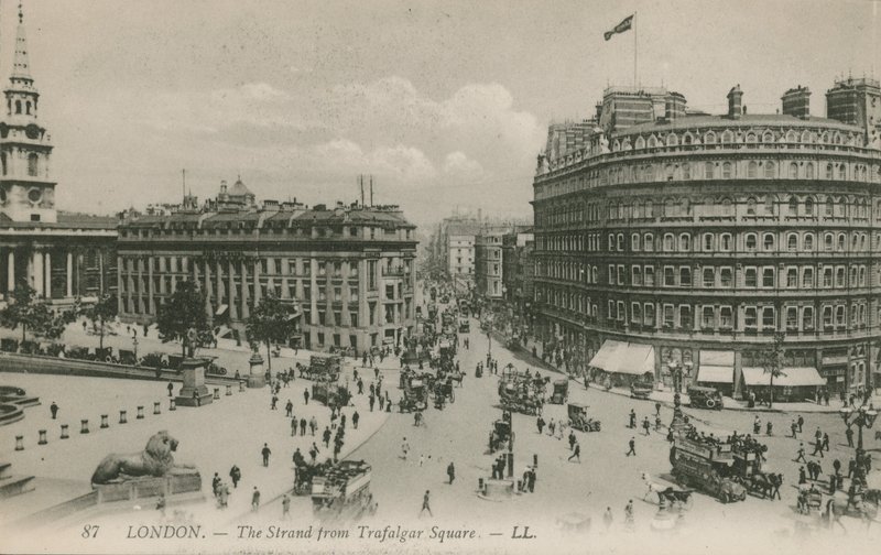 La Strand desde Trafalgar Square, Londres de English Photographer