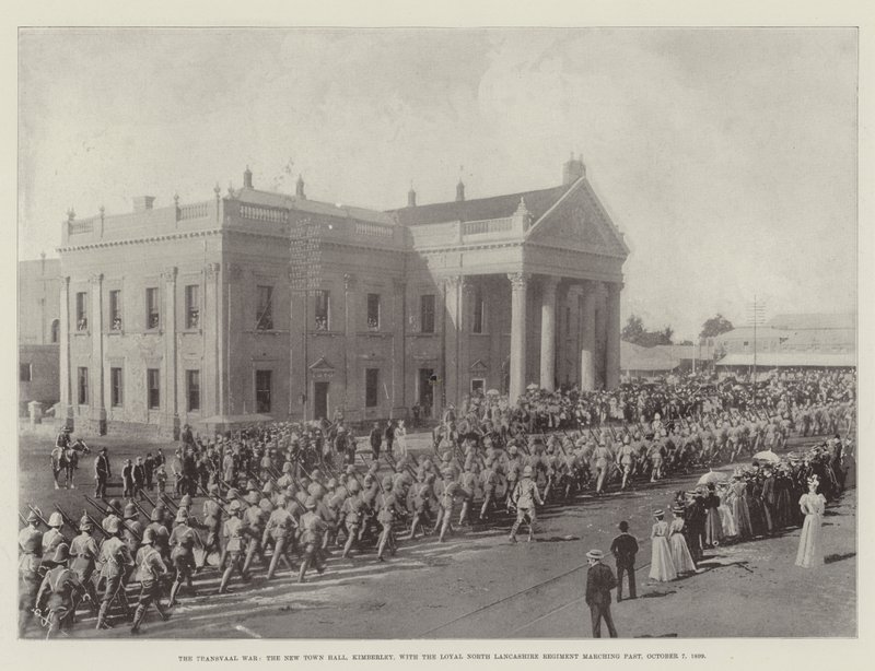 La Guerra del Transvaal, el Nuevo Ayuntamiento de Kimberley, con el Regimiento Leal de Lancashire del Norte Desfilando, 7 de Octubre de 1899 de English Photographer