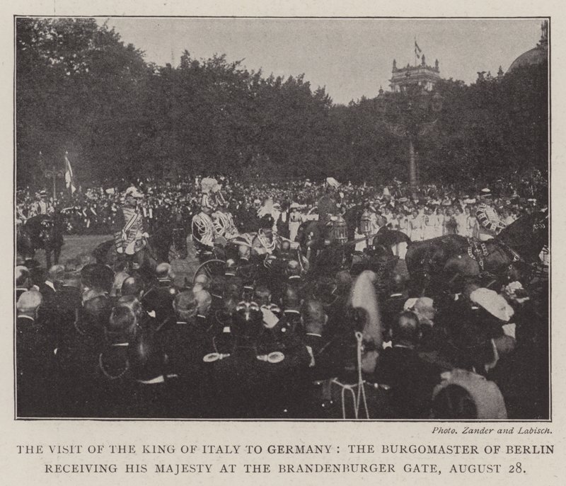 La visita del Rey de Italia a Alemania, el alcalde de Berlín recibiendo a su majestad en la Puerta de Brandenburgo, 28 de agosto de English Photographer