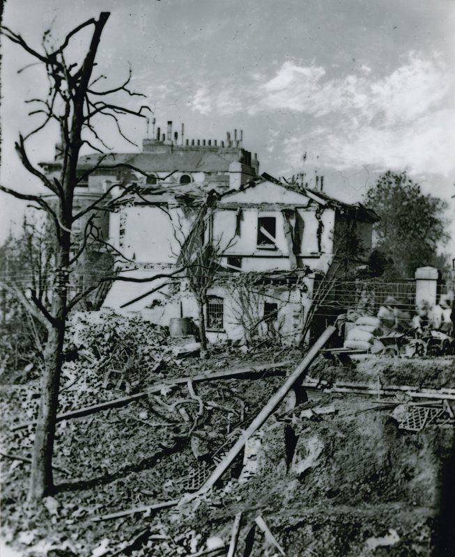 La explosión en el Canal Regents; Residencia del guardaparque después de la explosión de English Photographer