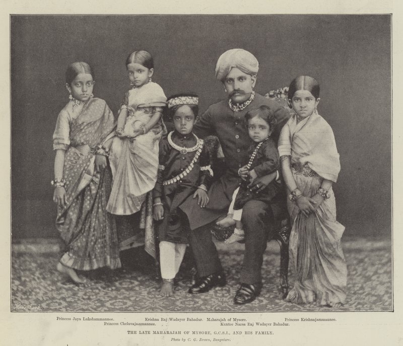 El difunto Maharajá de Mysore, GCSI, y su familia de English Photographer