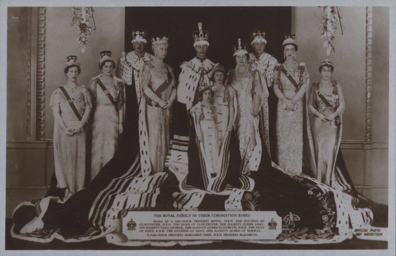 La familia real en sus túnicas de coronación (foto en b/n) de English Photographer