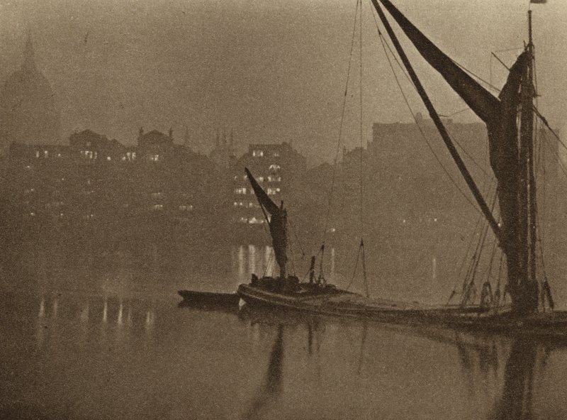 Las sombras de la noche caen lentamente sobre el río de Londres (foto b/n) de English Photographer
