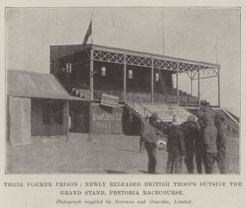 Su antigua prisión, tropas británicas recién liberadas fuera de la tribuna principal, hipódromo de Pretoria de English Photographer