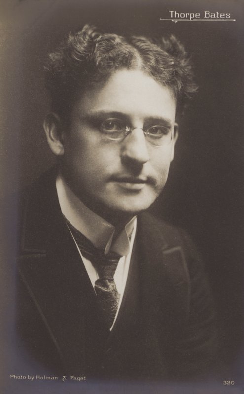Thorpe Bates, cantante y actor inglés de English Photographer