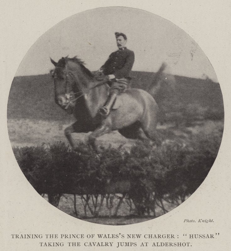 Entrenando al nuevo caballo del Príncipe de Gales, un húsar tomando los saltos de caballería en Aldershot de English Photographer