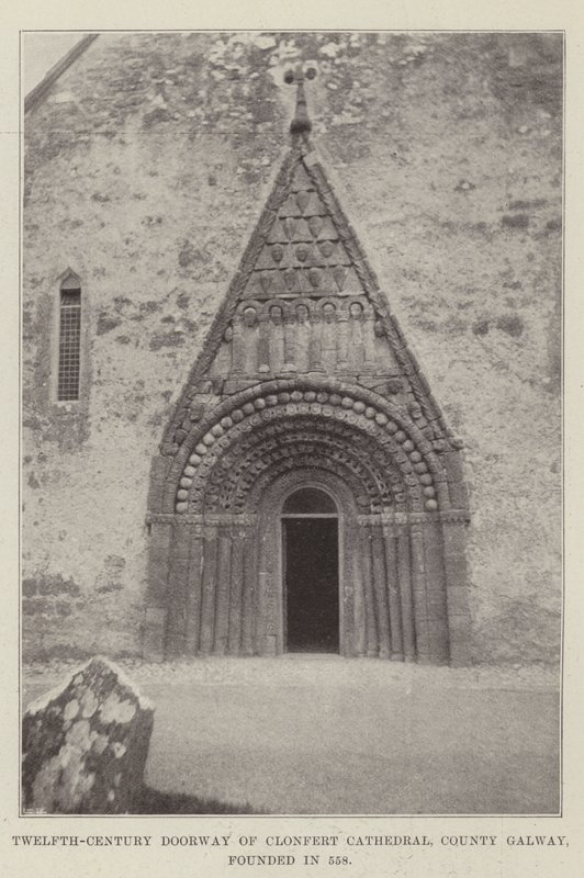 Puerta del siglo XII de la catedral de Clonfert, condado de Galway, fundada en 558 de English Photographer