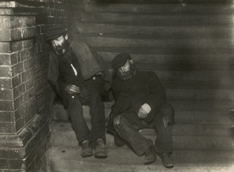 Dos vagabundos durmiendo en escalones de English Photographer